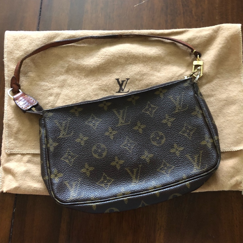 💯authentic Louis Vuitton pouchette